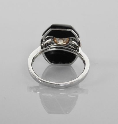 null White gold ring, 750 MM, set with a barrel-cut onyx encrusted with a diamond...