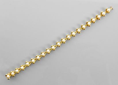 null Ravissant bracelet en or jaune, 750 MM, souligné de vingt et une perles de culture,...