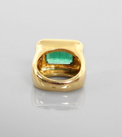 null Yellow gold ring, 750 MM, set with a beautiful emerald weighing 4 carats, probably...