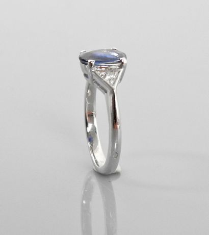 null White gold ring, 750 MM, set with a beautiful oval sapphire weighing 2.30 carats,...