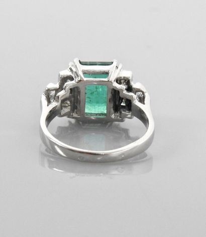 null White gold ring, 750 MM, set with a cut emerald weighing 2.50 carats and four...