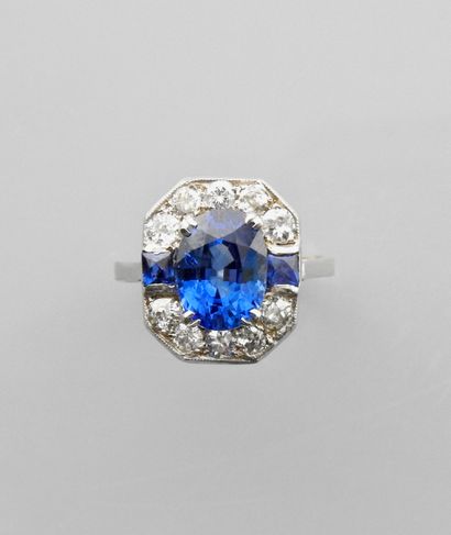 null Beautiful white gold ring, 750 MM, centered on an oval sapphire weighing about...