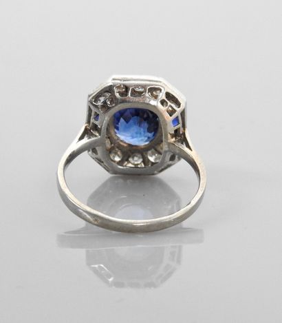 null Beautiful white gold ring, 750 MM, centered on an oval sapphire weighing about...
