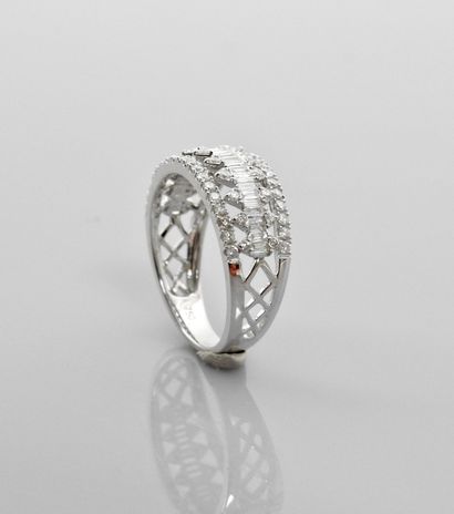 null Ring ' Ring ' drawing a frieze in white gold, 750 MM, covered with diamonds...