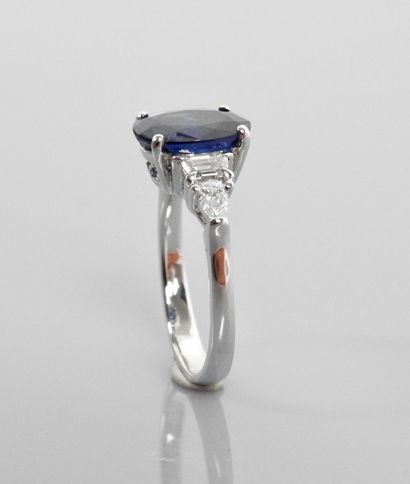 null White gold ring, 750 MM, set with an oval sapphire weighing 3.60 carats with...