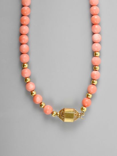 null Pretty necklace of coral pearls "Peau d'Ange", diameter 12 mm, clasp in yellow...
