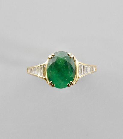 null Yellow gold ring, 750 MM, set with a beautiful oval emerald weighing about 3...
