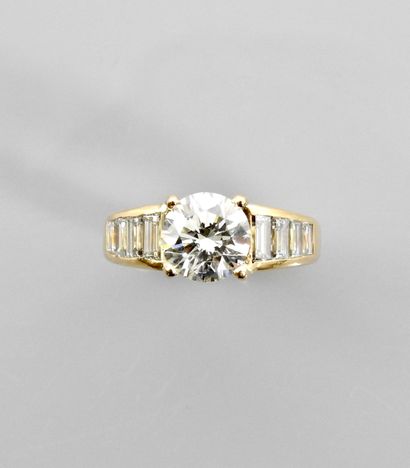 null Yellow gold ring, 750 MM, set with a brilliant-cut diamond weighing 2.03 carats...