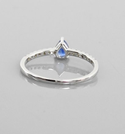 null White gold solitaire ring, 750 MM, set with a pear-cut sapphire and two lines...