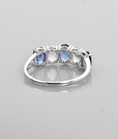 null Ring' in white gold, 750 MM, set with blue and white oval sapphires, total 2,30...