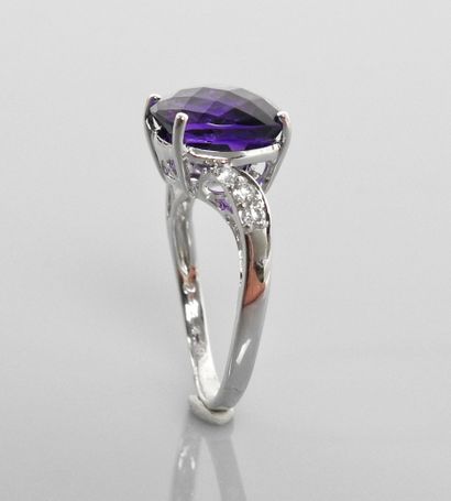 null White gold ring, 750 MM, set with a cushion-cut amethyst weighing 4.50 carats...