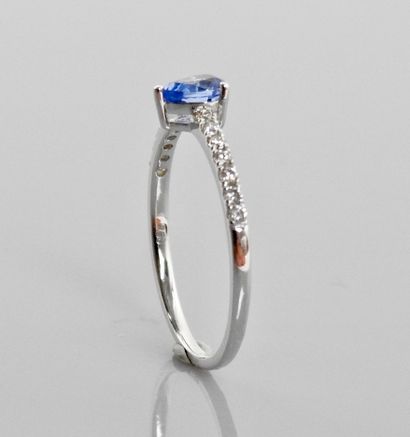 null White gold solitaire ring, 750 MM, set with a pear-cut sapphire and two lines...