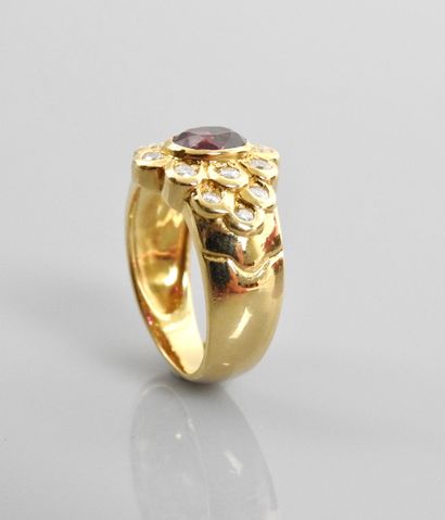 null Flat ring in yellow gold, 750 MM, centered on an oval ruby in a festoon of diamonds,...