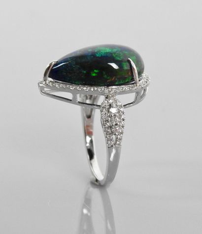 null White gold ring, 750 MM, set with a beautiful pear-cut opal weighing about 8...
