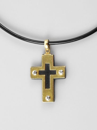 null Lien portant une croix d'or jaune, 585 MM, fermoir mousqueton, poids : 5,5gr....
