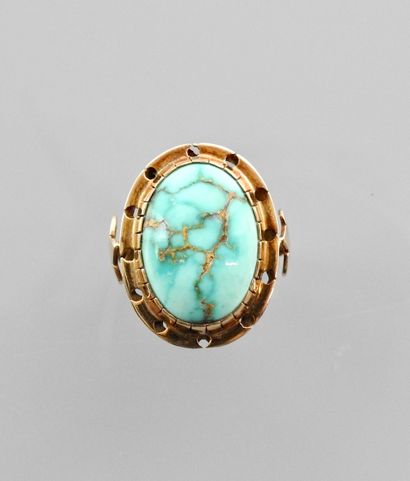 null Bague en or rose, 750 MM, ornée d'une belle turquoise veinée cabochon, palmettes...