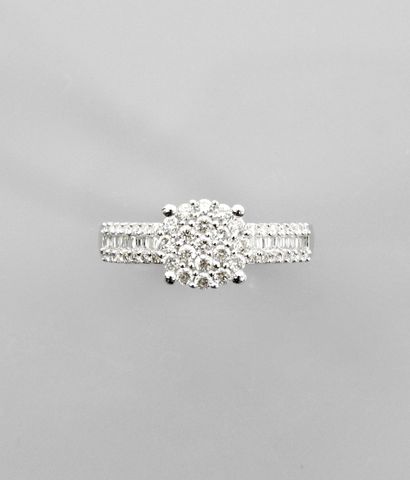 null Ring ' Ring ' in white gold, 750 MM, decorated with baguette and brilliant diamonds,...