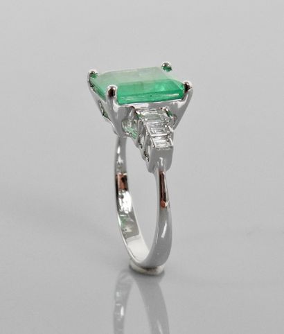null White gold ring, 750 MM, set with a tanslucent emerald weighing 3.30 carats,...