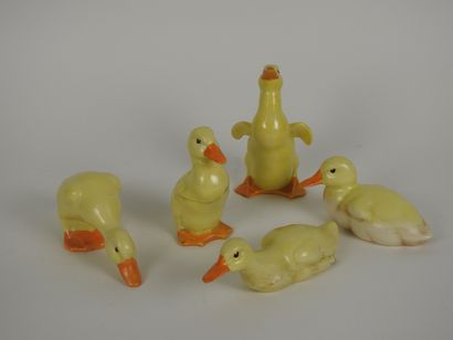 null Edmond Lachenal (1855-1948)

Set of 5 porcelain ducks, one damaged (broken and...