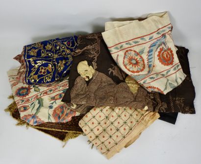 null Set of 5 antique fabrics with oriental motifs

130 x 130 cm for the bigger ...