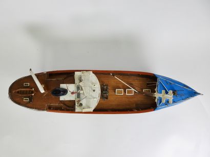 null Marine

Model of a trawler painted blue and brown and varnished

Old work

L...
