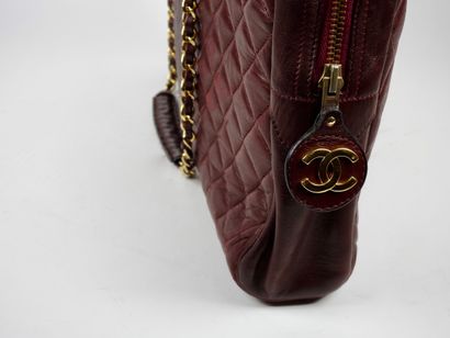 null Chanel

Grand sac en cuir matelassé bordeaux

Double anse chaîne dorée entrelacée...