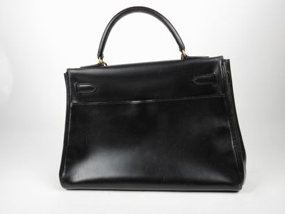 null Hermes Paris

Black leather box kelly bag

Oxidized gold metal trim

Key, padlock

Wear...