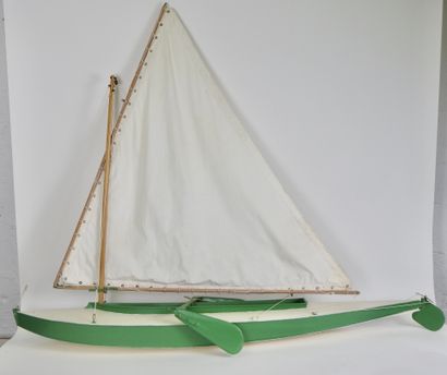 null Marine

Maquette de bassin navigable à balancier

Bois peint en vert et blanc

Voile...