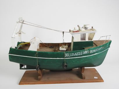 null Marine 

Model of a trawler marked "Boulogne - Etapes - B633479".

Wood painted...