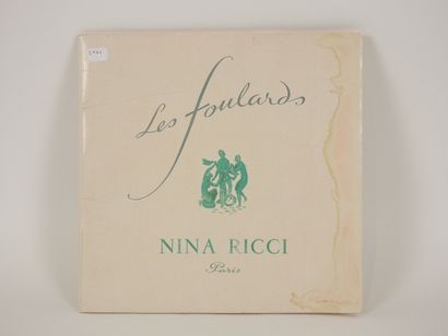 null Nina Ricci

Foulard à décor de fleurs 

77 x 77 cm

Dans sa boite d'origine