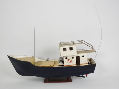 null Marine

Sailing model with motorization of a trawler 

Blue and white painted...