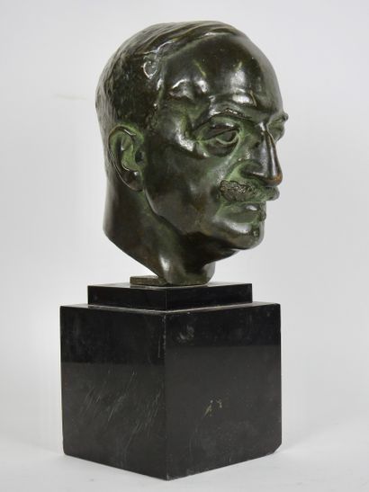 null Numa Patlagean (1888-1961)

Buste d'officier militaire

Sculpture en bronze...