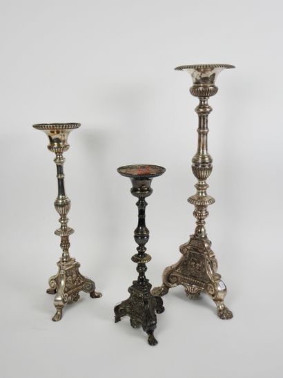 null Set of three silver-plated metal candlesticks 

Tripod base decorated with cherubs'...