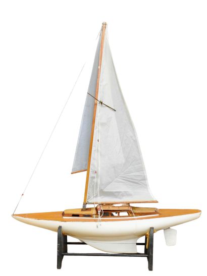 null Marine

Motorized sailing boat with rudder and remote control steering system...