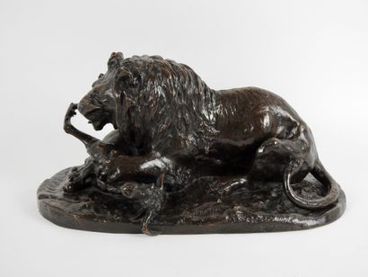 null Christophe Fratin (1801-1864)

Lion haletant tenant un gnou

Epreuve en bronze...