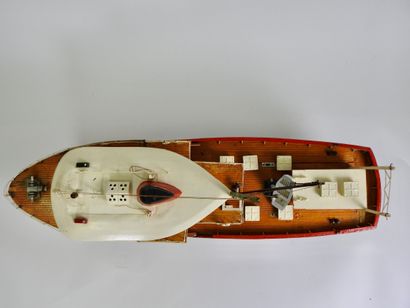 null Marine

Maquette navigante motorisée du Kersidan - Concarneau

Bois peint et...