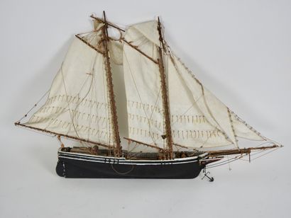 null Marine

Model of a sailboat for exhibition 

Black, green and white painted...
