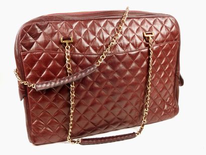 null Chanel

Large burgundy quilted leather bag

Double gold chain handle intertwined...