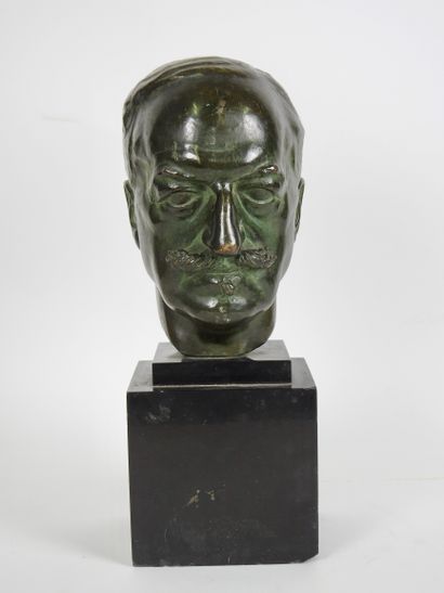 null Numa Patlagean (1888-1961)

Buste d'officier militaire

Sculpture en bronze...