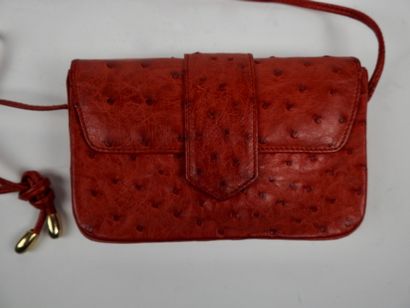 null Mädler

Small shoulder bag made of red ostrich

Beige suede interior, zipped...