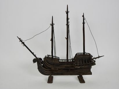 null Marine

3 wrought iron masts represented sailing on the waves

Old handicraft...