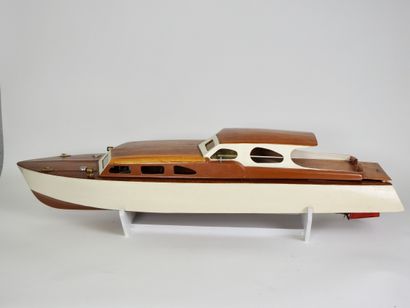 null 
Marine 
﻿Maquette navigante et motorisée de style Chis Craft en bois vernis...