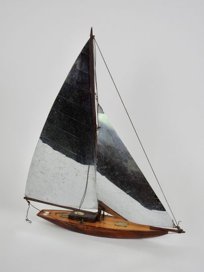 null Marine

Varnished wood exhibition model

Metal sails

L 38 cm