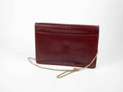 null Vintage clutch bag in burgundy leather with flap and golden metal chain strap

15...