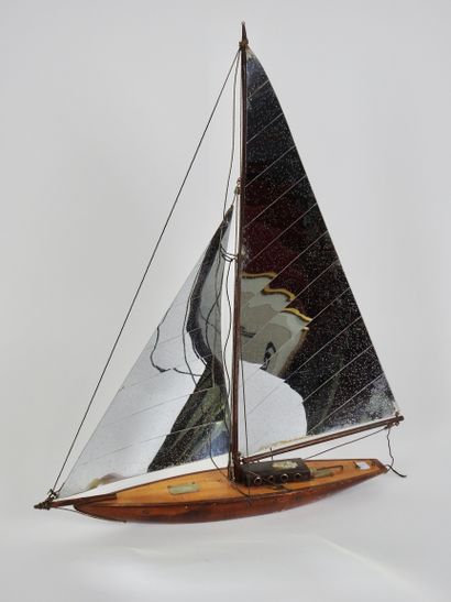 null Marine

Varnished wood exhibition model

Metal sails

L 38 cm