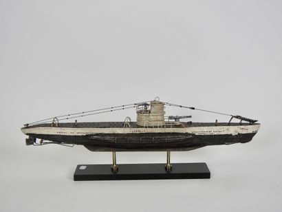 null Marine

Maquette d'exposition de sous marin allemand U-boat

Résine peinte métal...