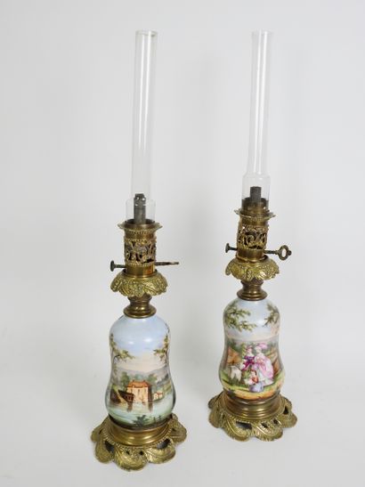 null Pair of porcelain oil lamps with polychrome decoration of gallant scenes

Gilt...