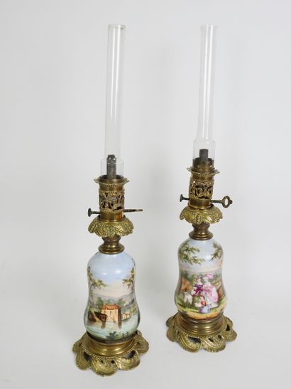 null Paire de lampes à pétrole en porcelaine à décor polychrome de scènes galantes

Monture...