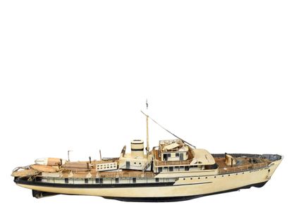 null Marine

Motorized sailing model of a 2-deck liner

Painted wood

1950's

L 130...