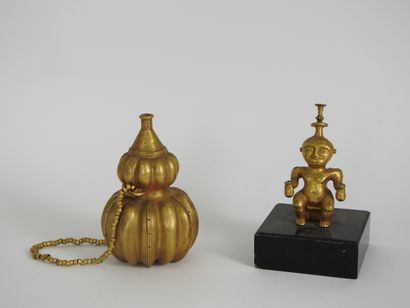 null Deux objets en métal doré style préhispanique 

H 10 et 16 cm